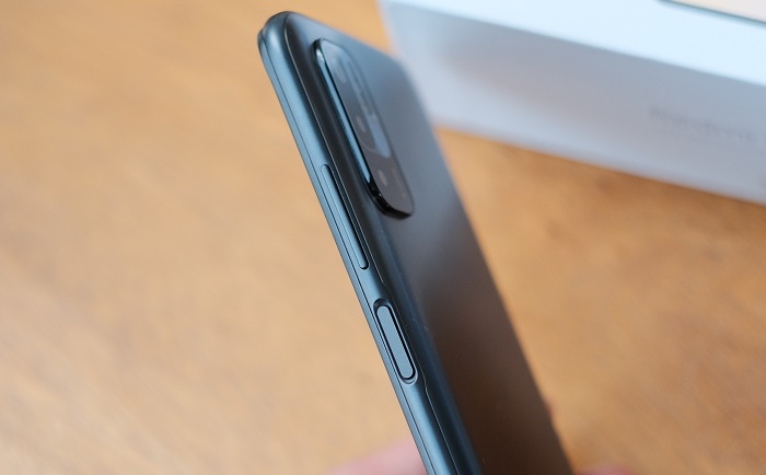 Cạnh phải của Redmi Note 10 5G được tích hợp nút tăng giảm âm lượng và cảm biến vân tay