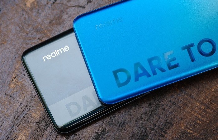 Realme 8 gồm 2 màu Bạc Cá tính và Đen Phá Cách, còn Realme 8 Pro nổi bật hơn với màu Đen Huyền Bí và Xanh Thiên Hà