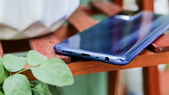 Cạnh đáy gồm jack tai nghe 3.5mm, cổng sạc USB-C, micro và loa ngoài
