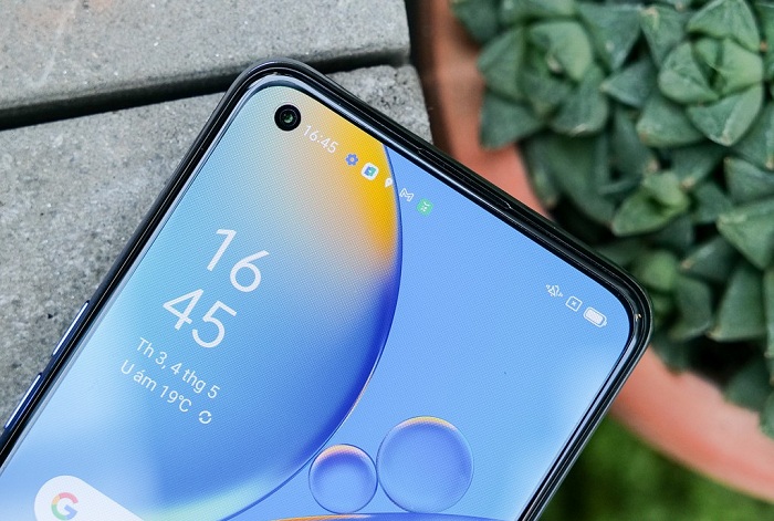 Camera selfie trên OPPO A74 được đặt trong lỗ đục