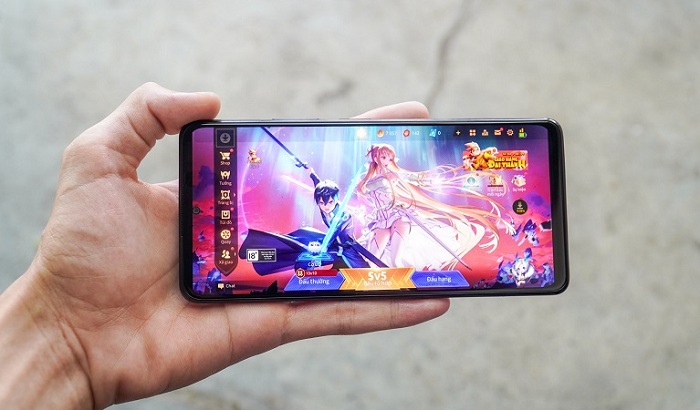 Redmi Note 10 Pro và Redmi Note 10S đều chơi game mượt nhưng bản Pro có tính ổn định hơn