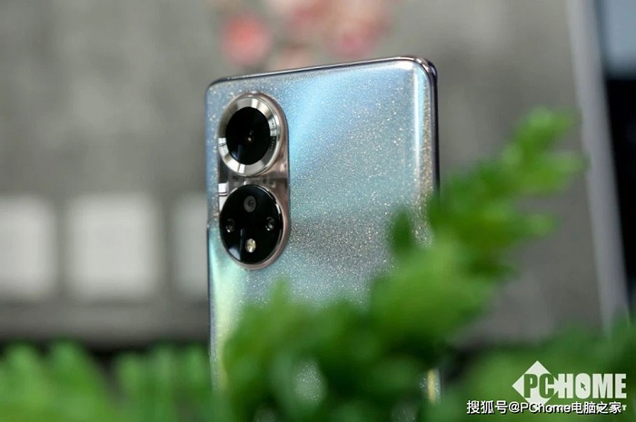 Honor 50 có 4 camera sau gồm: cảm biến chính 108MP, cảm biến góc siêu rộng 8MP, cảm biến đo độ sâu 2MP và cảm biến macro 2MP