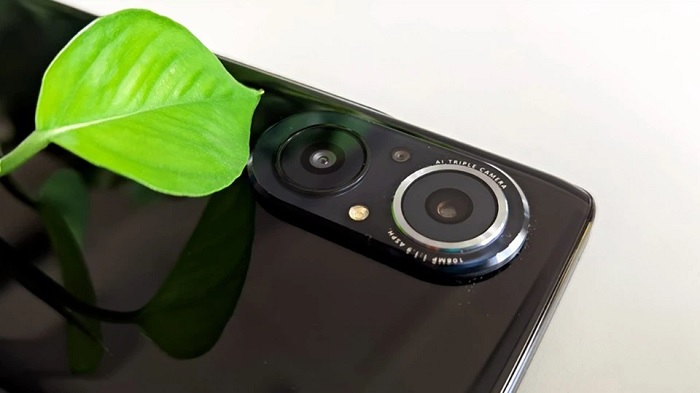 Cụm camera sau lấy cảm hứng từ máy ảnh phản xạ 2 ống kính của thương hiệu Rollei