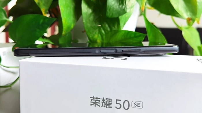 Cạnh phải là vị trí của phím tăng/giảm âm lượng cùng phím nguồn kiêm cảm biến vân tay