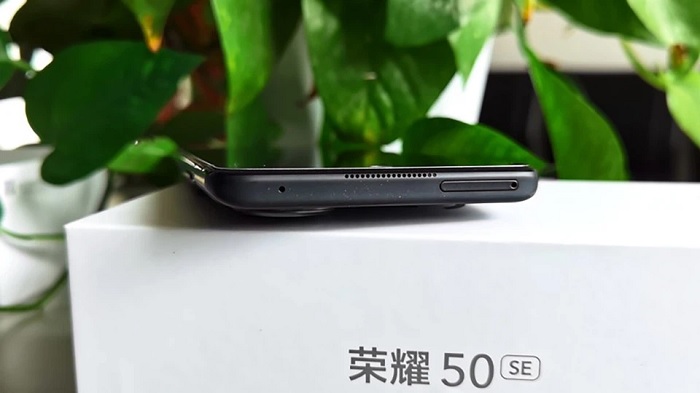 Phần đỉnh chứa khe SIM + thẻ nhớ và một micro khác