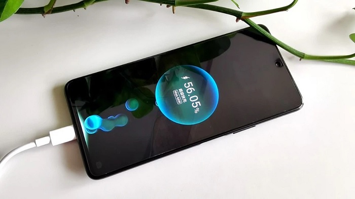 Sở hữu dung lượng pin hơi thấp song bù lại được hỗ trợ sạc nhanh lên tới 66W