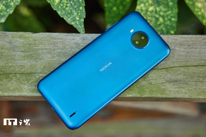 Mặt lưng của Nokia C20 Plus được làm từ nhựa nhám