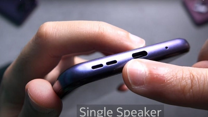 Cạnh đáy gồm loa ngoài, cổng USB-C và một mic phụ
