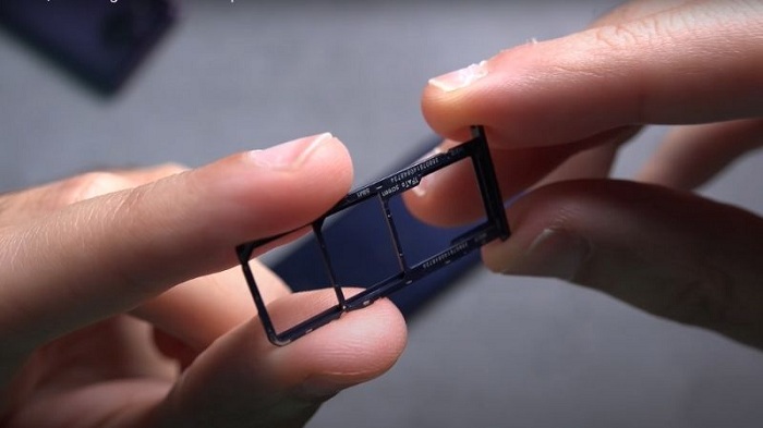 Khay sim bố trí tách rời 2 sim và thẻ nhớ ngoài