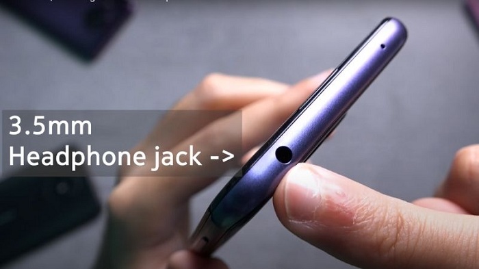 Đỉnh máy được bố trí jack tai nghe và micro