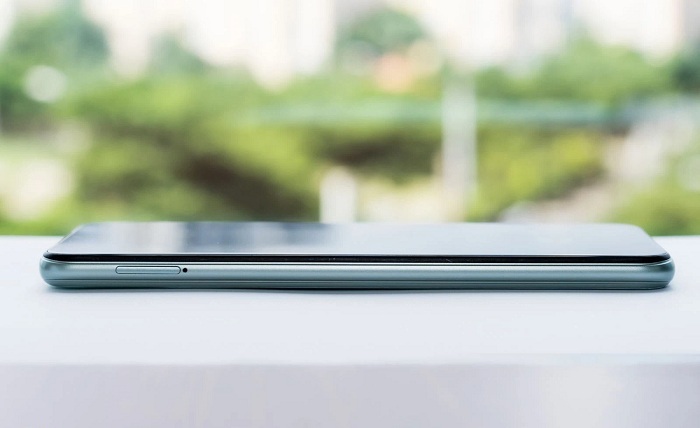 Cạnh trái được bố trí khay SIM