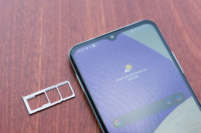 Galaxy A22 hỗ trợ 2 SIM và thẻ nhớ ngoài lên đến 1TB
