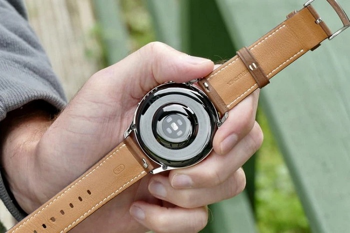 Huawei Watch 3 sử dụng công nghệ sạc từ tính