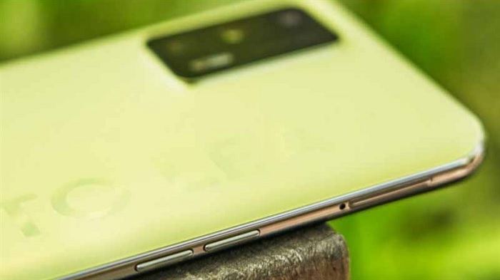 Realme Q3 Pro có kích thước tổng thể khá mỏng nhẹ