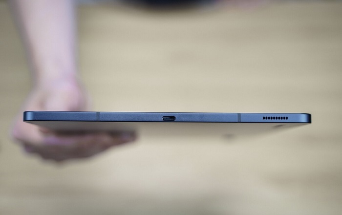 Cạnh dưới chứa cổng sạc USB-C và loa ngoài thứ hai