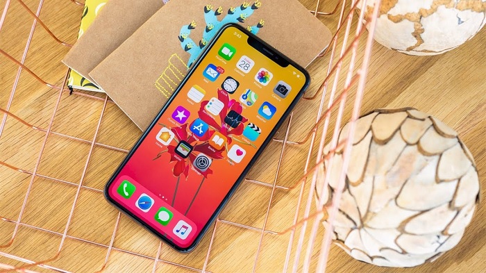 Galaxy A72 có thiết kế màn hình notch chấm giọt ở giữa và iPhone Xs Max là notch tai thỏ