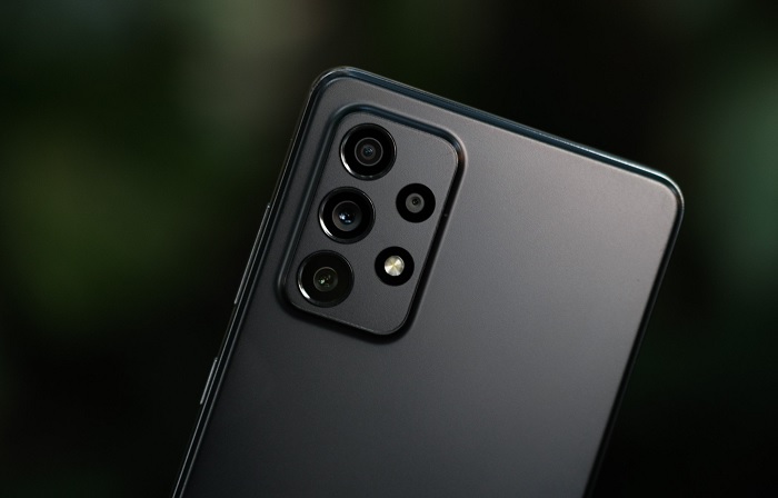 iPhone Xs Max được trang bị cụm camera kép, còn Galaxy A72 sở hữu cụm 4 camera ở mặt lưng