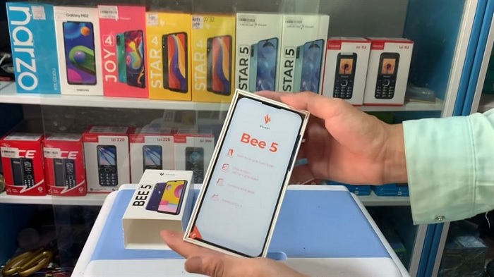 Vmsart Bee 5 được đặt phía dưới 1 lớp giấy bảo vệ nhằm tránh xước và va đập khi vận chuyển