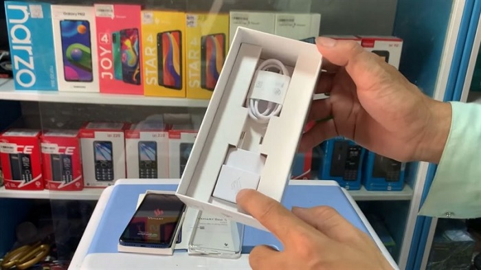 Củ sạc và dây cáp sạc đi kèm máy