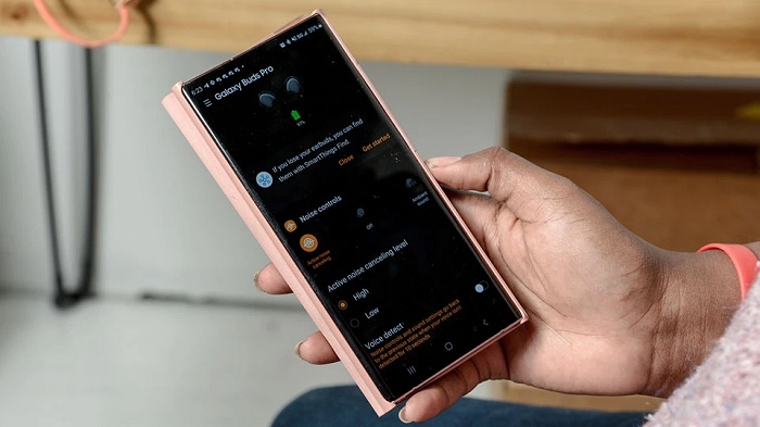 Tai nghe được kết nối với smartphone thông qua Galaxy Wearable