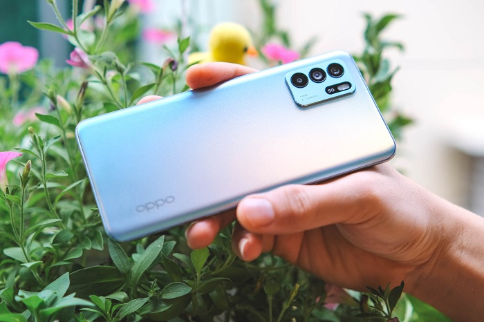 Reno6 Z 5G sở hữu mặt lưng có khả năng chuyển sắc đa dạng theo từng góc nhìn