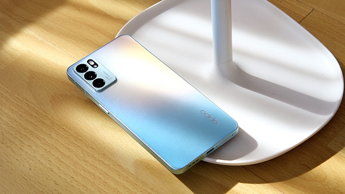 Reno6 5G là chiếc điện thoại được tích hợp công nghệ quang phổ kim cương đầu tiên trên thế giới
