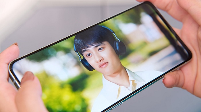 Không gian hiển thị của Reno6 5G tối ưu tốt hơn so với Reno6 Z 5G