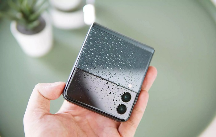 Galaxy Z Flip3 5G được tích hợp tính năng chống nước IPX8