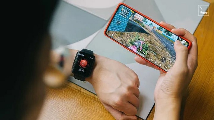 OPPO Watch 2 hiển thị các thông báo về tin nhắn, cuộc gọi khi người dùng chơi game trên điện thoại