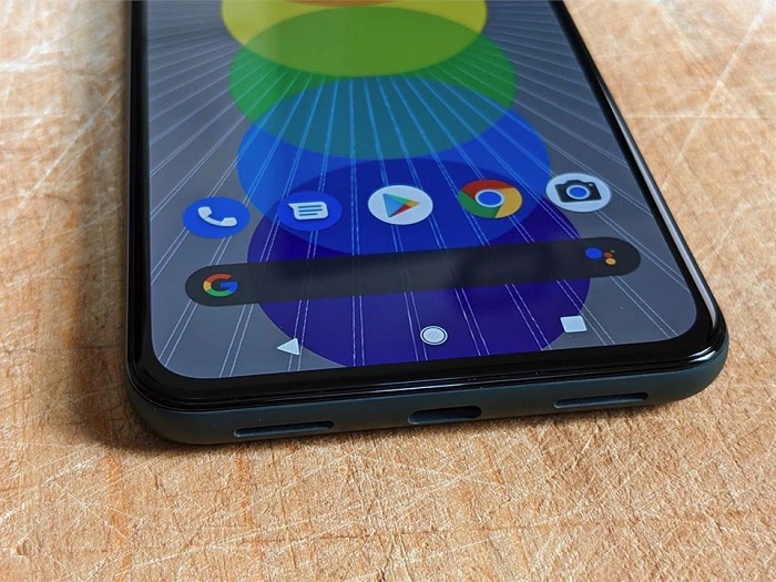 Pixel 5a 5G được bố trí loa ngoài, cổng sạc ở cạnh đáy