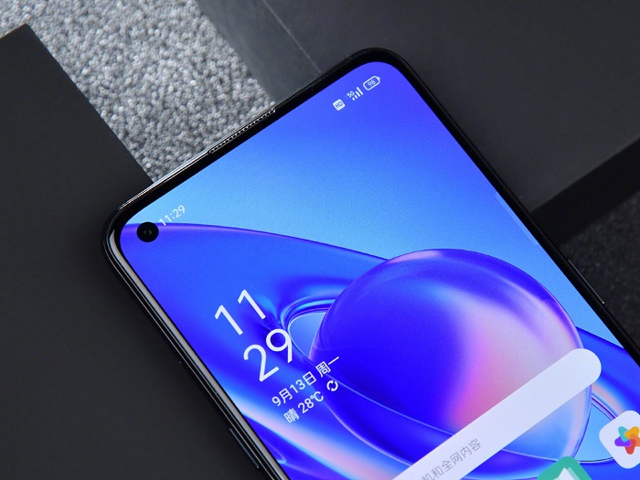 Camera selfie được đặt trong lỗ đục nhỏ góc trái màn hình