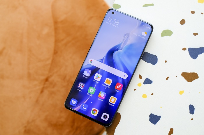 Xiaomi Mi 11 5G được trang bị màn hình rất lớn 6.81 inch, sử dụng tấm nền AMOLED