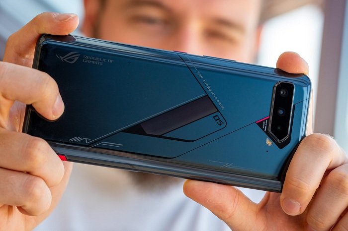 ROG Phone 5s có vẻ bề ngoài tương tự như phiên bản ROG Phone 5 tiêu chuẩn