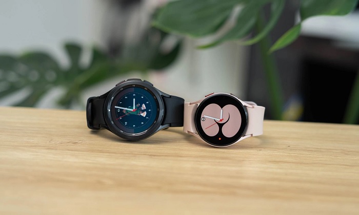 Galaxy Watch4 màu hồng bên cạnh Watch4 Classic