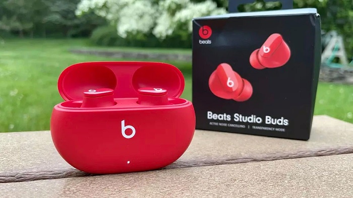 Beats Studio Buds với màu Đỏ đặc trưng của hãng