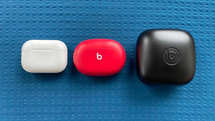 Beats Studio Buds nằm ở giữa