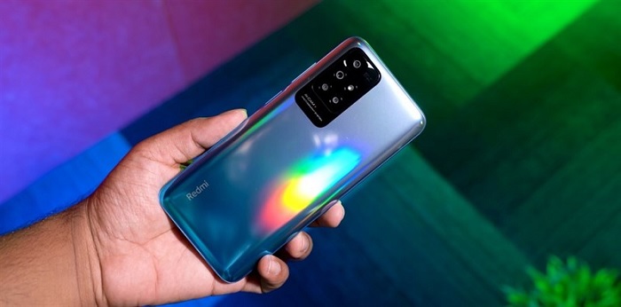 Mặt lưng của Xiaomi Redmi 10 Prime bóng bẩy nhưng rất thoải mái khi cầm