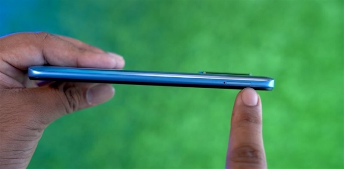 Cạnh trái được bố trí khe cắm thẻ sim