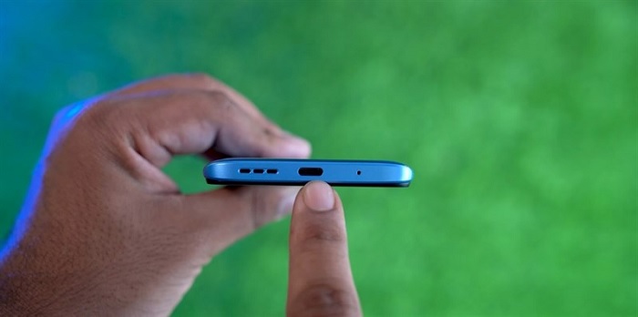 Cạnh đáy gồm có: mic thu âm, cổng sạc USB-C và loa ngoài
