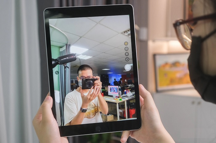 iPad 9 có sự nâng cấp về camera selfie từ 1.2MP lên thành 12MP và được hỗ trợ tính năng Center Stage