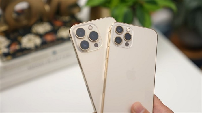 Cụm camera trên iPhone 13 Pro to và lồi hơn hẳn iPhone 12 Pro