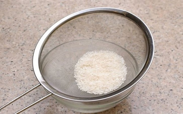 Vo gạo sạch trước khi nấu cháo
