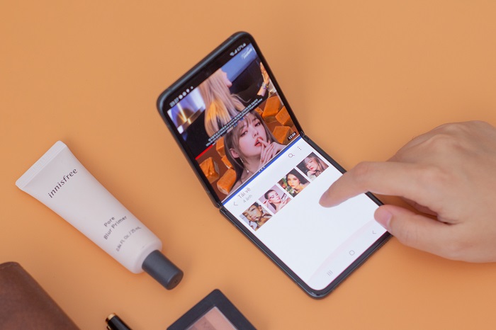 Galaxy Z Flip3 5G: Với tốc độ kết nối nhanh chóng và khả năng xếp gọn độc đáo, Samsung Galaxy Z Flip3 5G sẽ khiến bạn phải ngỡ ngàng khi chứng kiến điện thoại này trong hình ảnh. Bởi đâu là một sáng tạo đầy tiện nghi mà bạn không thể bỏ lỡ!