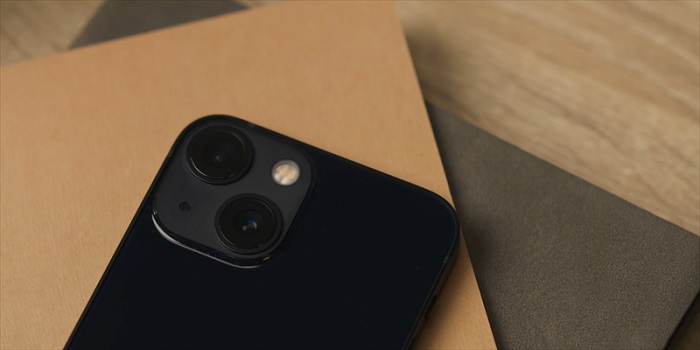 Camera sau được đặt theo một đường chéo