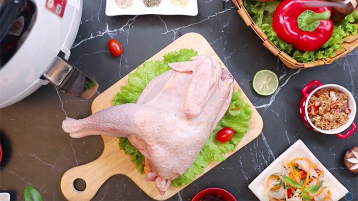 Làm sạch gà với muối bằng cách chà sát cả trong lẫn ngoài thịt gà