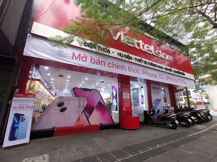 Quang cảnh bên ngoài siêu thị Viettel Store Thái Hà, Hà Nội trước giờ mở bán iPhone 13