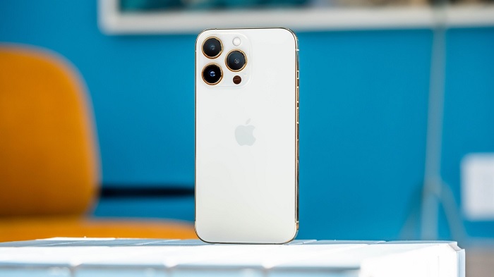 iPhone 13 Pro có thiết kế thân máy dày, phần camera to và lồi hơn