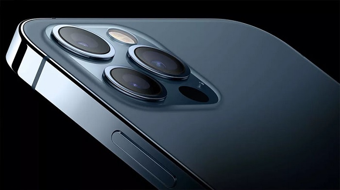 iPhone 12 Pro Max được trang bị ba camera còn iPhone 13 chỉ sở hữu hai camera sau