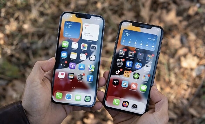 Màn hình iPhone 13 Pro Max bên trái và iPhone 11 Pro Max bên trái