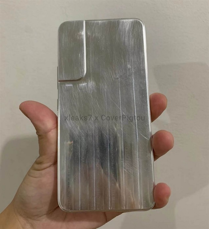 Toàn bộ mặt sau của mô hình